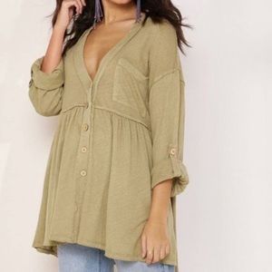 Free People “We The Free” distressed roll sleeve top | pistachio green | small